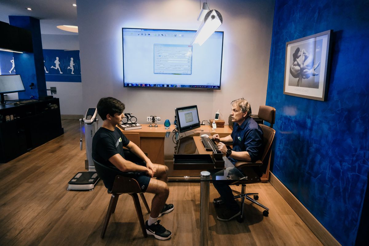 Profissional do CAFT conversando com aluno no consultório